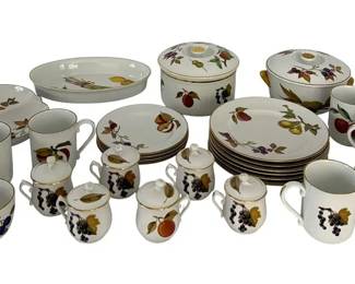 27 PIECE ROYAL WORCESTER EVESHAM PORCELAIN SET