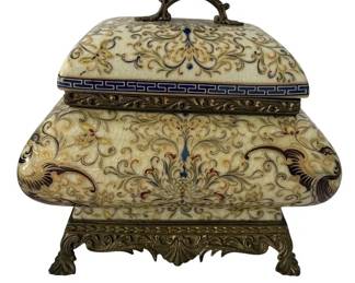 HAND-PAINTED PORCELAIN LIDDED BOX