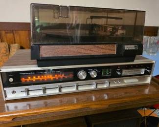vintage Realistic Modulaire 14-924 AM/FM and 8-track stereo receiver system. Radio works, tape player runs, but no music.