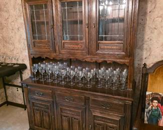 Ethan Allen Hutch China Cabinet Royal Charter Oak Leaded Glass Jacobean, Excellent condition!