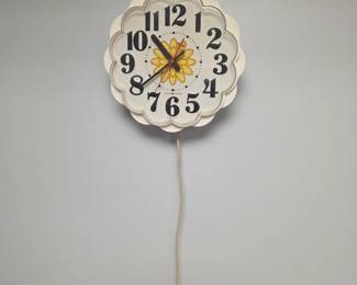 vintage General Electric Daisy Flower Wall Clock (Model 2197)