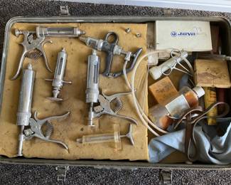 Vintage US Army Box and Vet Supplies