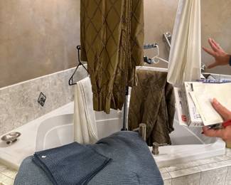 Draperies,   Qn Comforter 