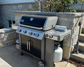 Nice outdoor grill, pretty clean inside!