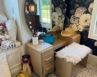 1940s vanity with circular mirror