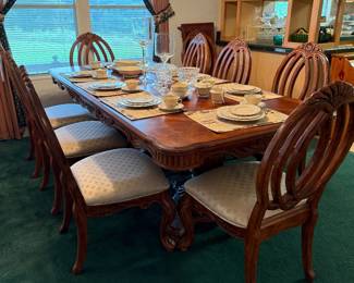 Beautiful Table 2 leaves and 10 chairs 