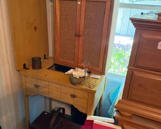 Vintage Singer sewing machine in cabinet, picnic basket and cabinet