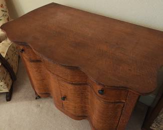 Beautiful Oak serpentine front washstand