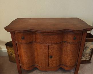 Beautiful Oak serpentine front washstand