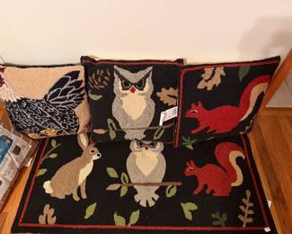 Beautiful hooked rug and pillows 