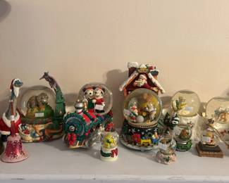 Holiday snow globes