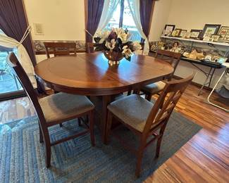 Nice pub height table with 5 chairs
