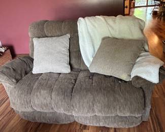 Reclining loveseat 