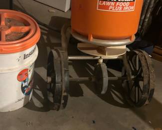 Lawn spreader 