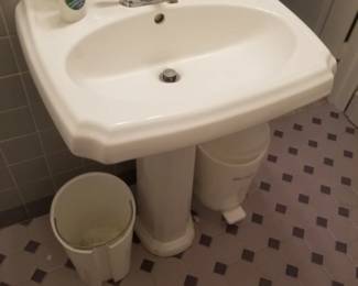 Pedestal sink