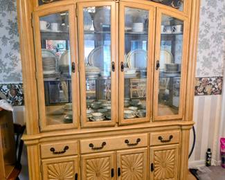 Hyundai china cabinet (Matches Dining Table)