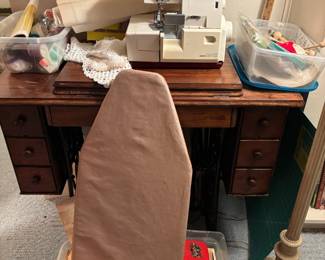 Vintage Happy Lock Thread Serger Machine