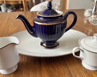 A31d Tea Pot and Creamer Set