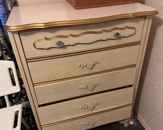B5b Dresser