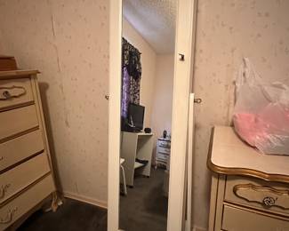 B7 White Mirror and Jewelry Box