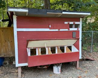 LARGE CHICKEN COOP WITH NESTING BOXES & AUTOMATIC DOOR WITH REMOTE
