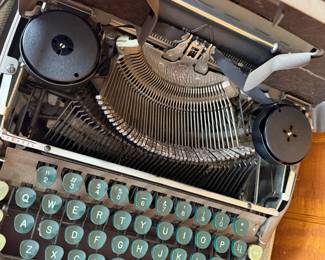 VINTAGE SMITH CORONA STERLING MANUAL TYPEWRITER W CASE