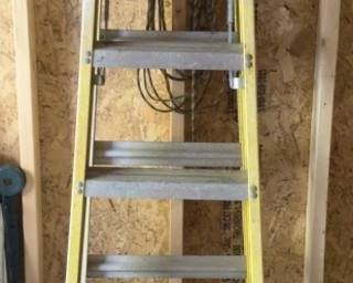 ROCK RIVER FIBERGLASS STEP LADDER 6'