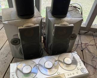 EMERSON 3 CD CHANGER W RCA & COBY SPEAKERS