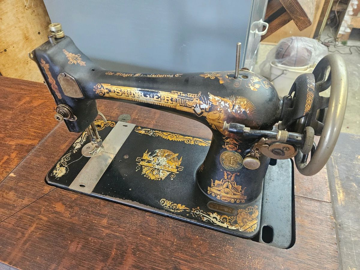 Beautiful vintage Singer Sewing Machine