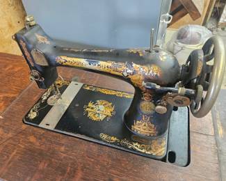 Beautiful vintage Singer Sewing Machine