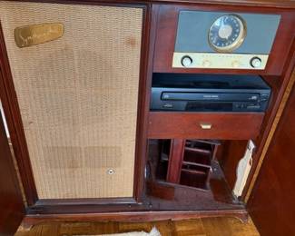 Great tube radio in cabinet