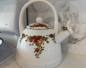 1962 Old Country Roses teapot - Royal Albert