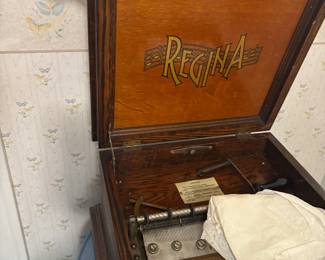 Regina Music Box with 6 Discs