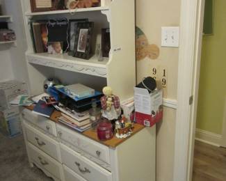 2 piece dresser and hutch