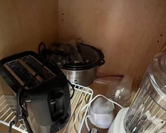 Small kitchen appliances, toaster blender, crockpot