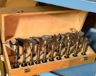 Wood boring drill bits