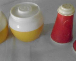 Hard plastic salt and pepper shaker sets