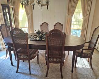 Elegant dining set, great for the upcoming holidays