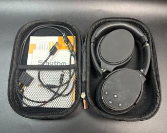 Noise cancelling headphones