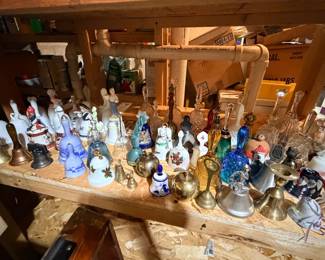 Fenton glass
• Hobnail glass
• Uranium glass
• Satin glass
• Colored art glass in blues, greens, amber, ruby & carnival tones
• Hand-blown decorative glass
• Candy dishes, compotes, pedestal bowls & covered dishes
