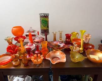 Fenton glass
• Hobnail glass
• Uranium glass
• Satin glass
• Colored art glass in blues, greens, amber, ruby & carnival tones
• Hand-blown decorative glass
• Candy dishes, compotes, pedestal bowls & covered dishes