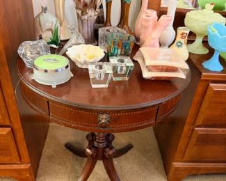 Fenton glass
• Hobnail glass
• Uranium glass
• Satin glass
• Colored art glass in blues, greens, amber, ruby & carnival tones
• Hand-blown decorative glass
• Candy dishes, compotes, pedestal bowls & covered dishes