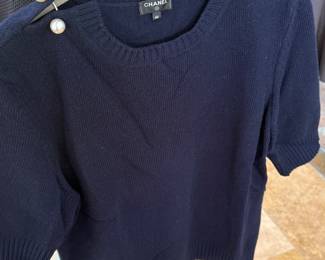 THIS NAVY CHANEL KNIT WITH PEARL ACCENTS SIZE 46