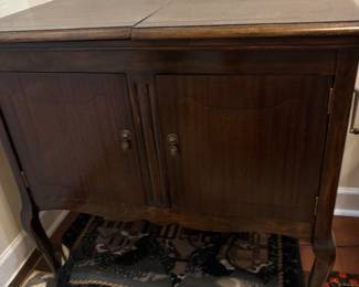Antique Radiola 20 receiver with a Victrola phonograph turntable