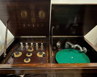 Radiola Victrola showing both sides open 