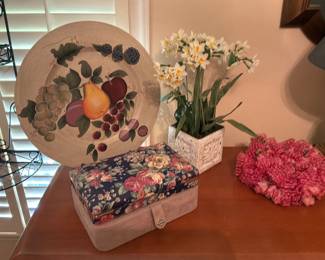 Vintage hat and jewelry boxes 