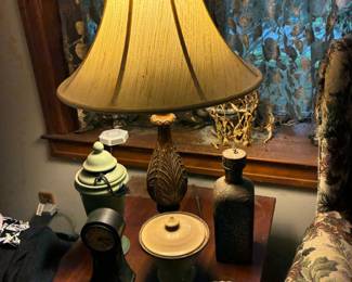 Table lamp with grooved base