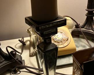 Candle holder with mirrored sides