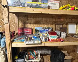 Model sets, puzzles, games & cat toys