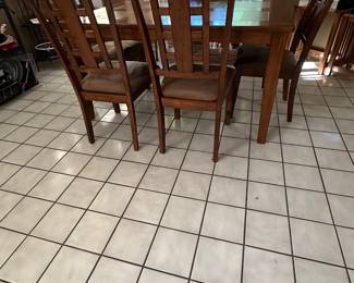 Kitchen table w/4 chairs